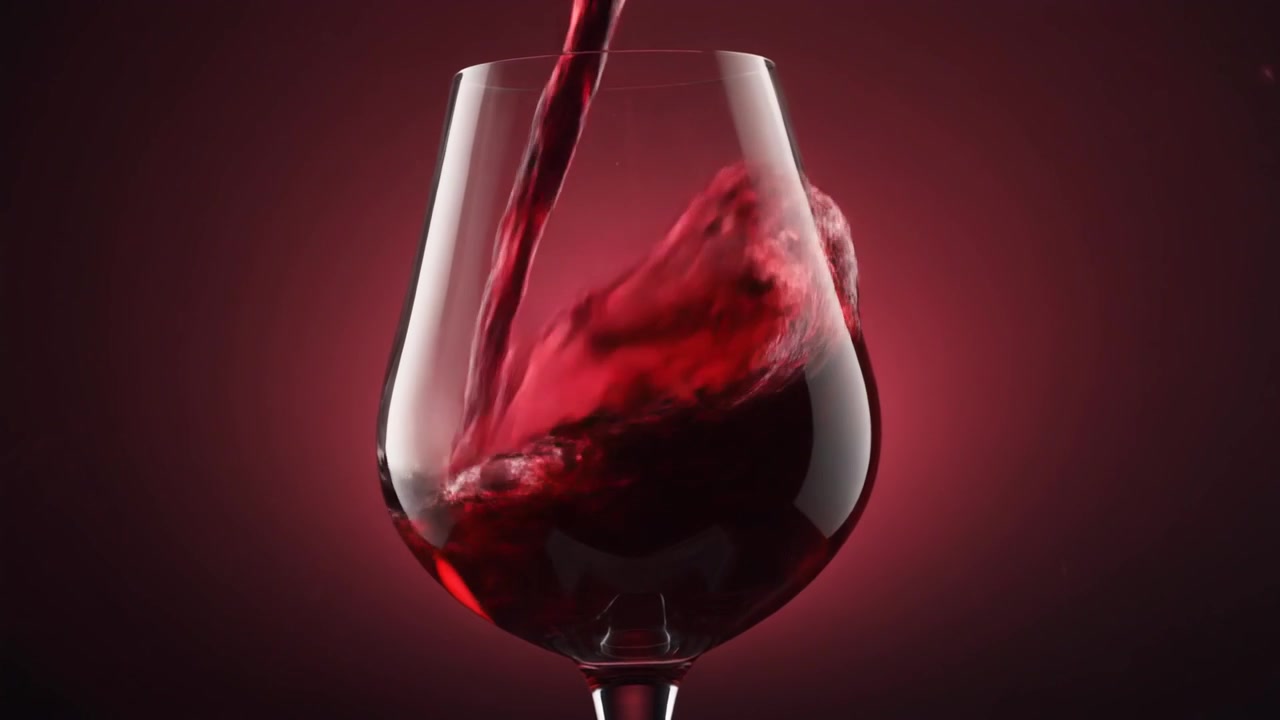 Vino rosso che si versa in un bicchiere su uno sfondo rosso scuro