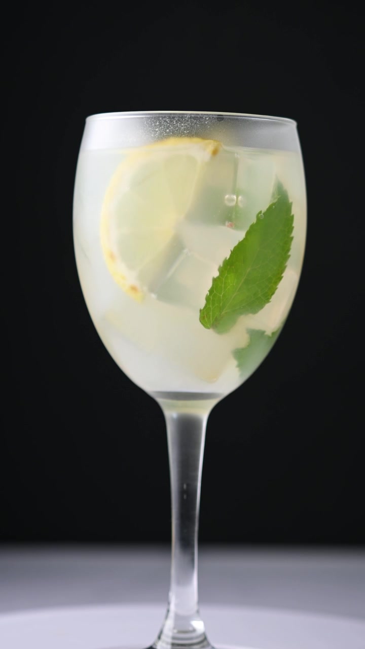 Cocktail Hugo Spritz in bicchiere.