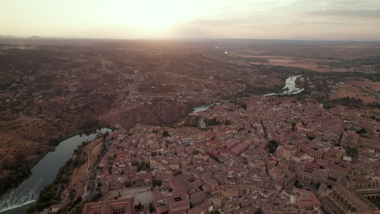 Kaupunkikuva drone-ylilennolla muinaisesta muurien ympäröimästä kaupungista kukkulalla, Toledo, Espanja. Vetäytyvä ilmakuva.