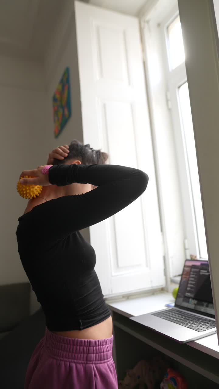 가정 사무실에서 스트레칭하는 여자