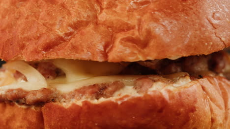 un primer plano de una deliciosa hamburguesa.