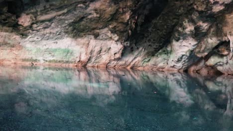 agua que fluye en cenote en cámara lenta
