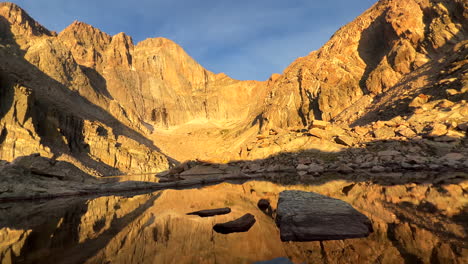 Abismo-Lago-Amanecer-En-Anhela-Pico-Catorce-Parque-Nacional-De-Las-Montañas-Rocosas-Rmnp-Primera-Luz-Verano-Caminata-Alpinista-Aventura-Sendero-Reflexión-Calma-Agua-Impresionante-Escénico-Paisaje-Lento-Movimiento-A-La-Izquierda