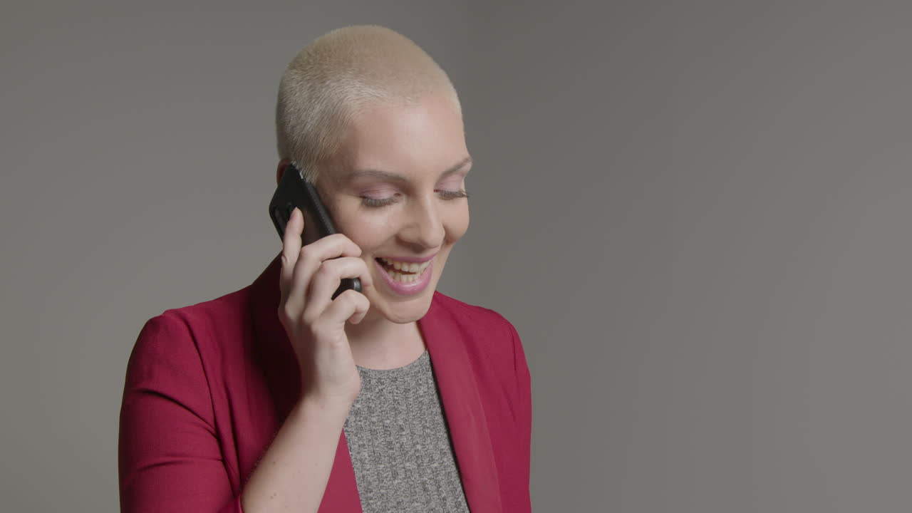 modelo femenino hablando por teléfono inteligente durante el retrato de estudio 04