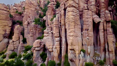 imágenes de drones volando por la pared rocosa del monumento nacional de chiricahua