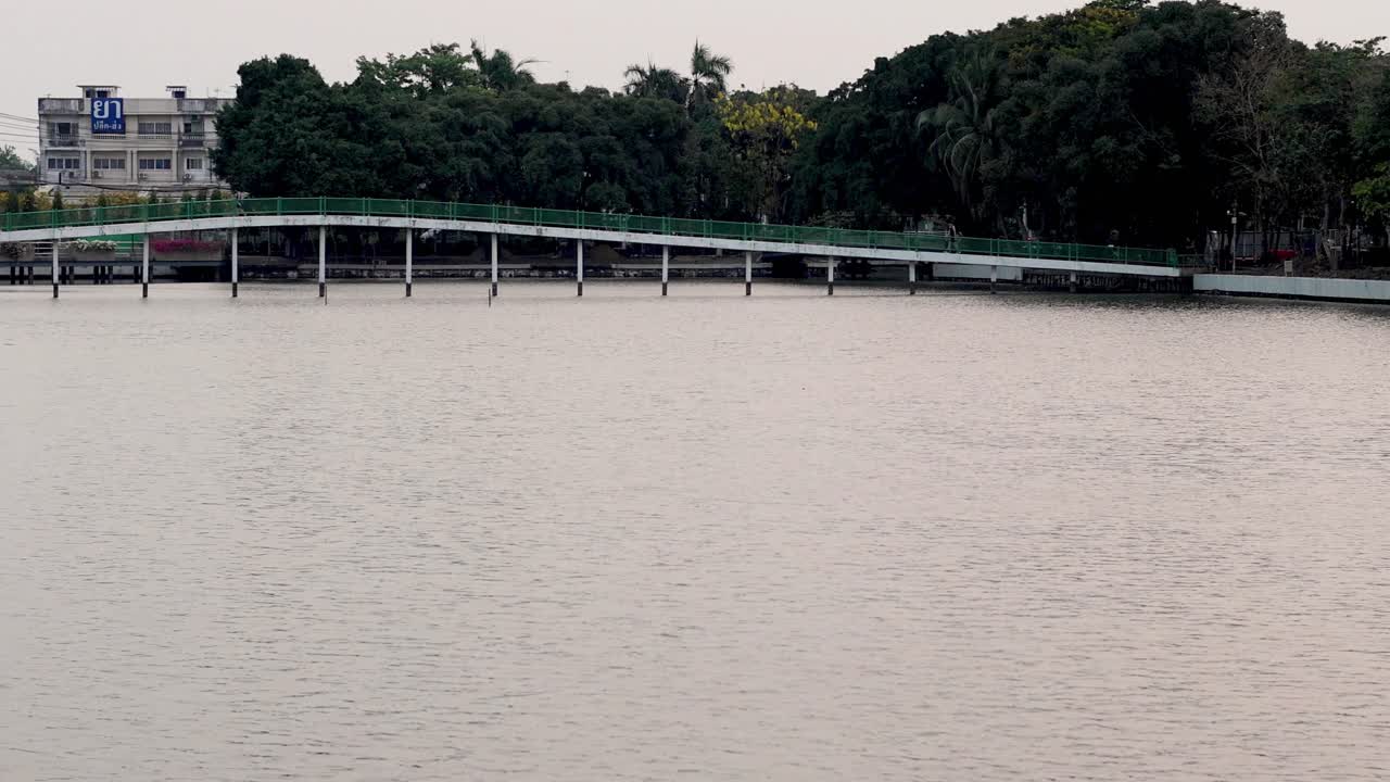 다리와 초록색으로 조용한 호수