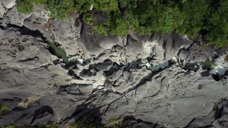 Valle-De-La-Luna-Desde-Arriba,-Rocas-Y-Cascada---Chapada-Dos-Veadeiros,-Brasil