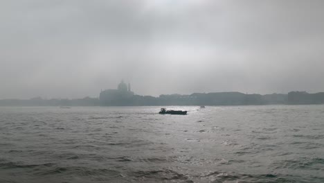 Neblige-Skyline-Von-Venedig-Mit-Boot-Im-Morgengrauen