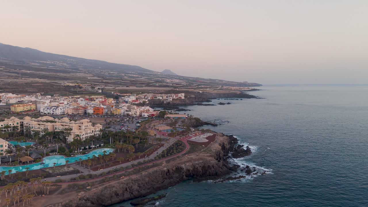 Veduta aerea di Costa Alcalá, Tenerife, al tramonto con calme onde dell'oceano.