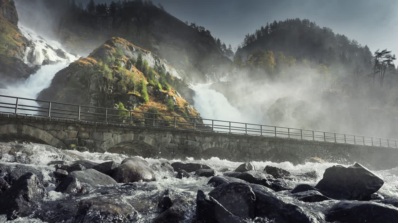 격렬한 latefossen 폭포
