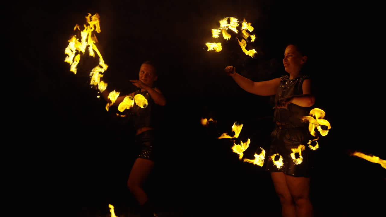 espectáculo de bailarines de fuego por la noche