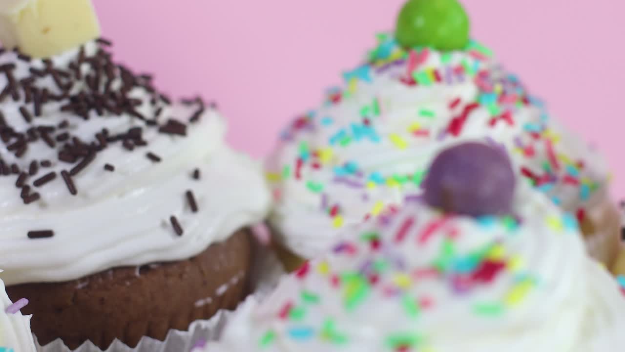 Primo piano di cupcake con crema bianca e briciole