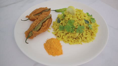 Primer-Plano-De-Upma-De-Arroz-Inflado-Para-El-Desayuno-Del-Sur-De-La-India-Tiene-Muchos-Nombres-Llamados-Uggani,-Vaggani,-Borugulu,-Buggani,-Borugula-Upma-O-Mirchi-Bajji-Dependiendo-De-Los-Estados-De-La-India