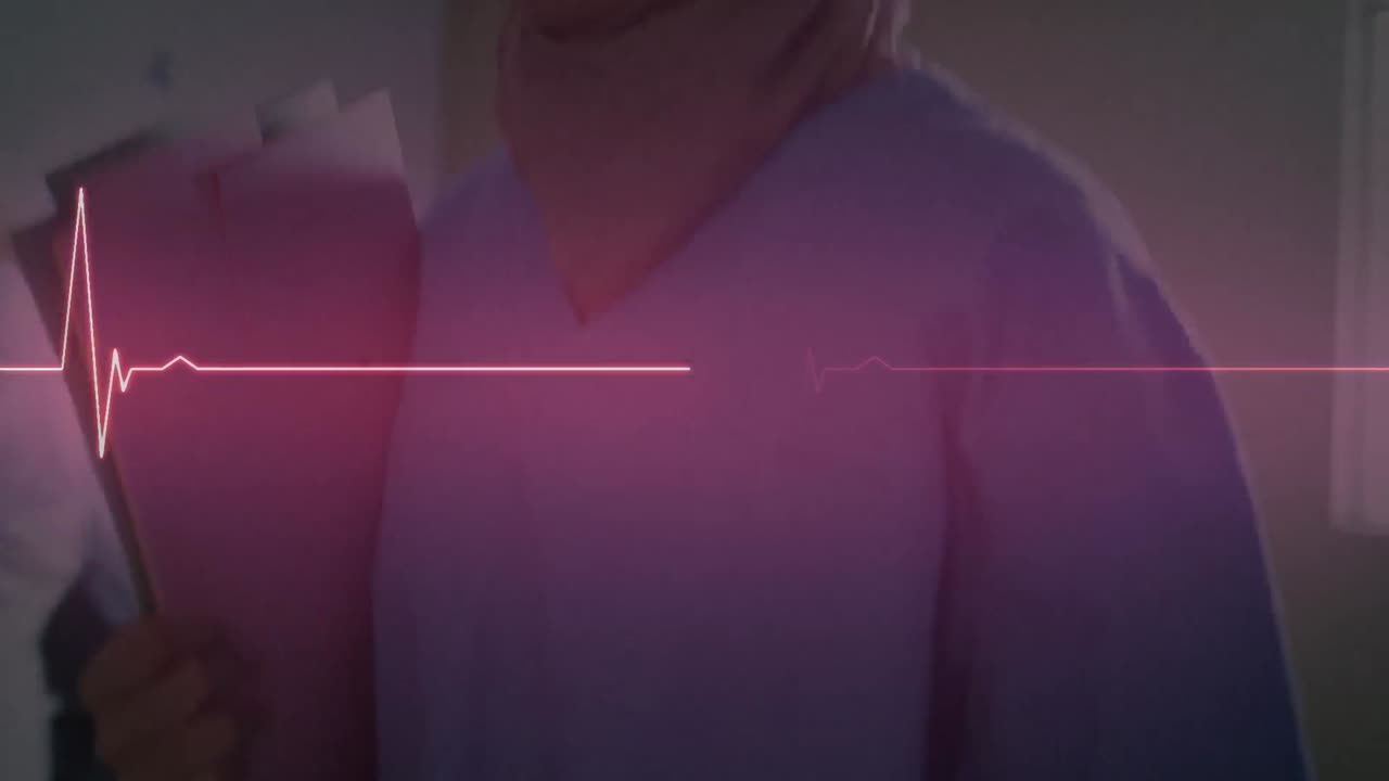 анимация монитора сердечного ритма над медицинской работницей в хиджабе в больнице