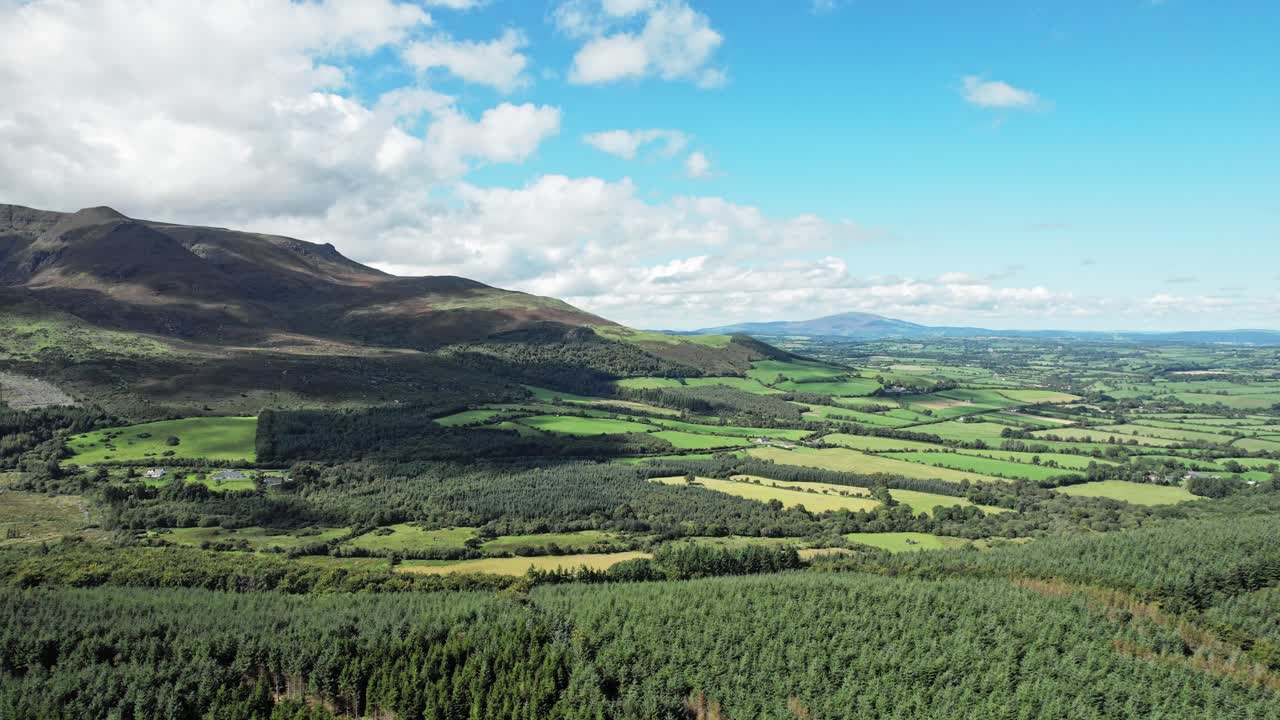 montañas de comeragh waterford irlanda bosques y prados de granjas a la sombra de las montañas verano