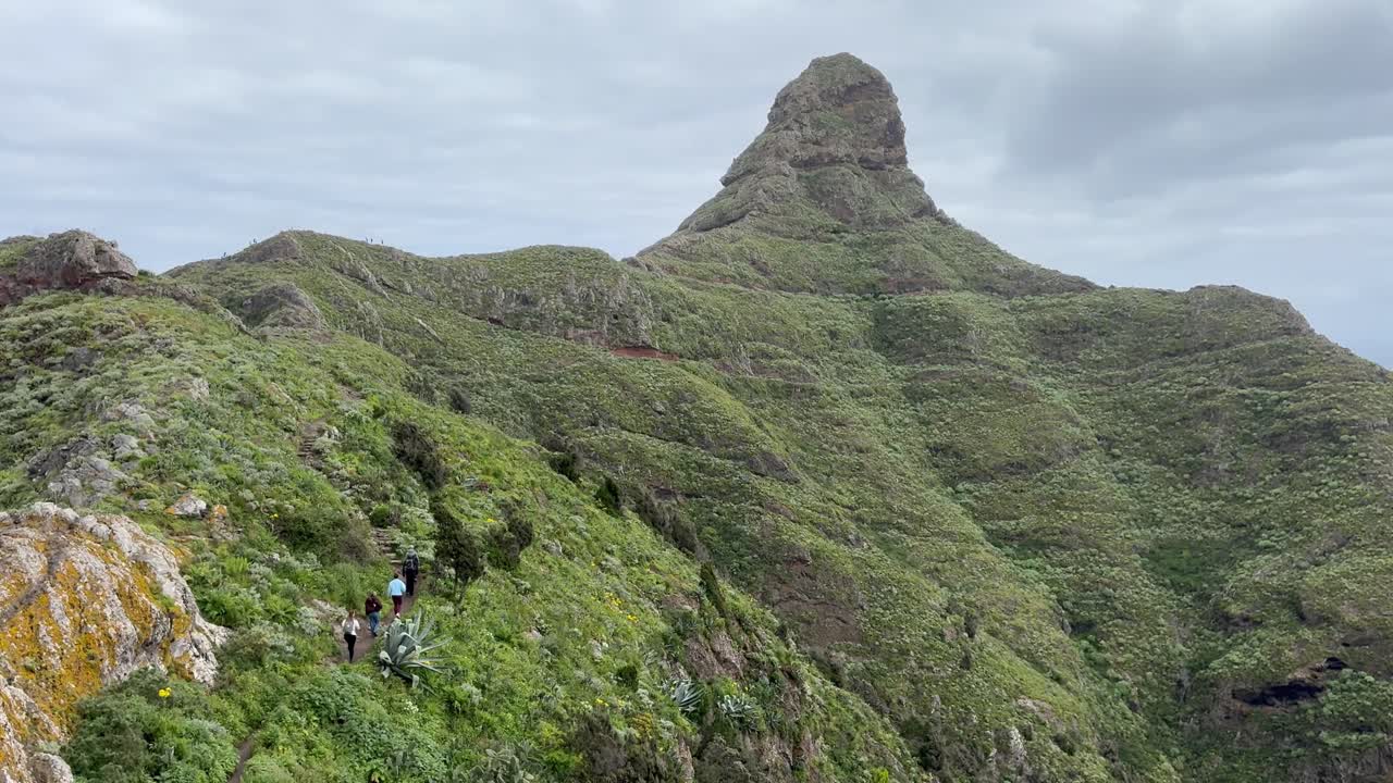 Escursionisti percorrono il sentiero Roque de Taborno ad Anaga, Tenerife