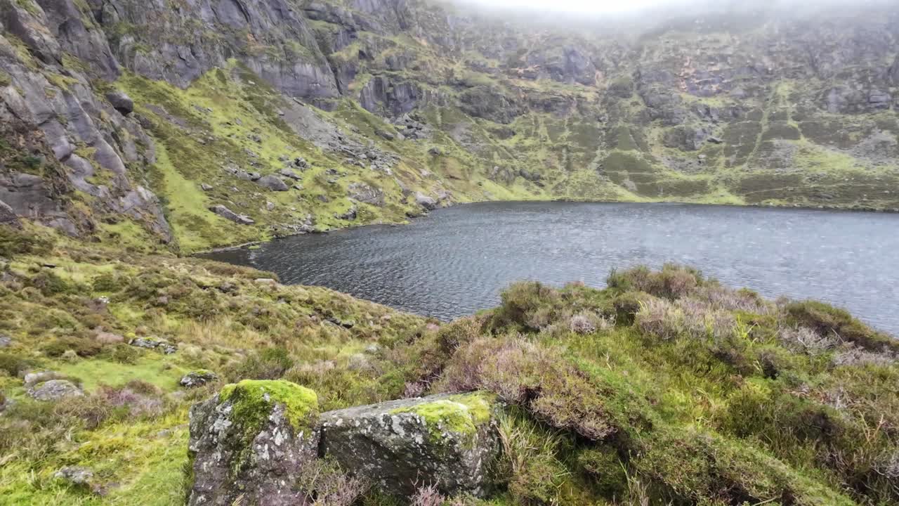 아일랜드 언덕 산책 코메라그 산, 워터포드의 겨울 아침에 싱가운 호수