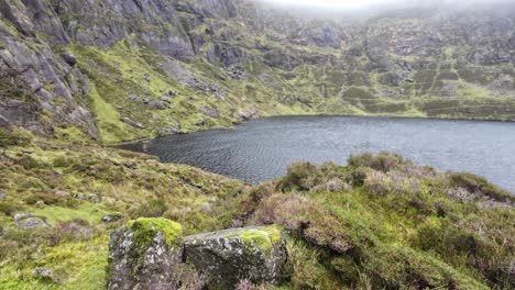 Irisches-Bergwandern-In-Den-Comeragh-Bergen-Am-Coumshingaun-See-An-Einem-Wintermorgen-In-Waterford