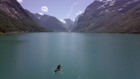 antena: lago lovatnet en noruega
