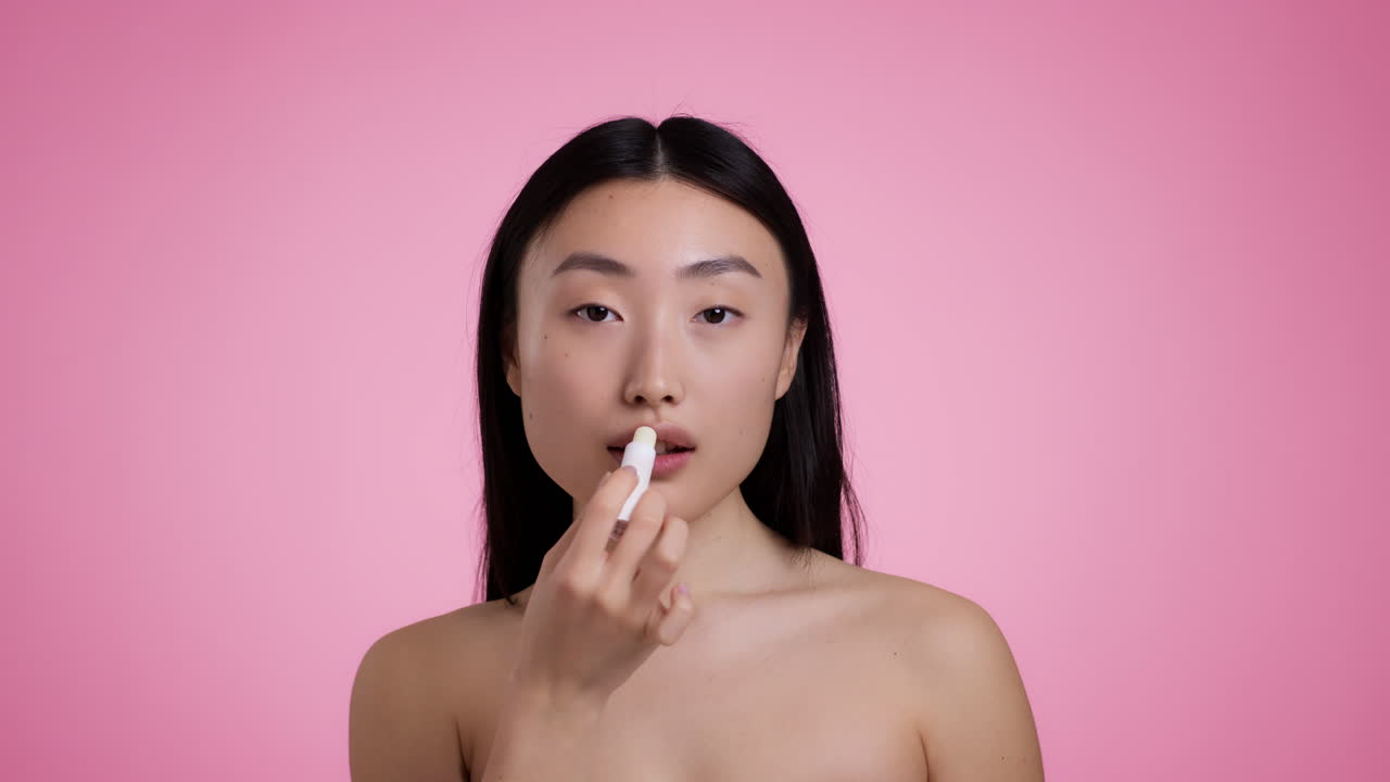 mujer aplicar bálsamo labial