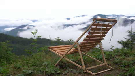 silla de cubierta en las montañas de los cárpatos