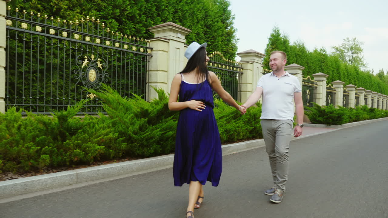 행복한 임산부와 남편 또는 파트너 2