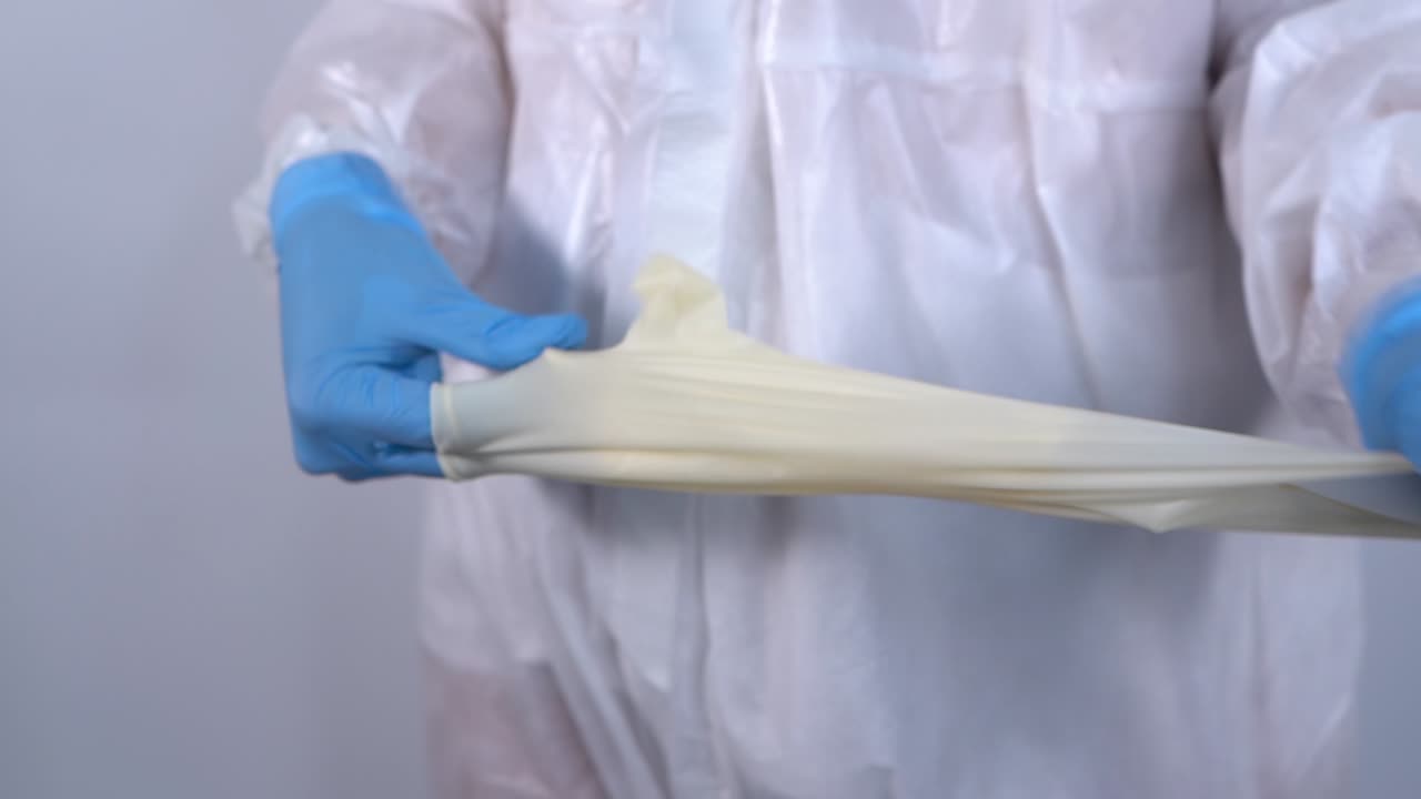 라텍스 장갑을 벗고 ppe 보호복을 입은 간호사