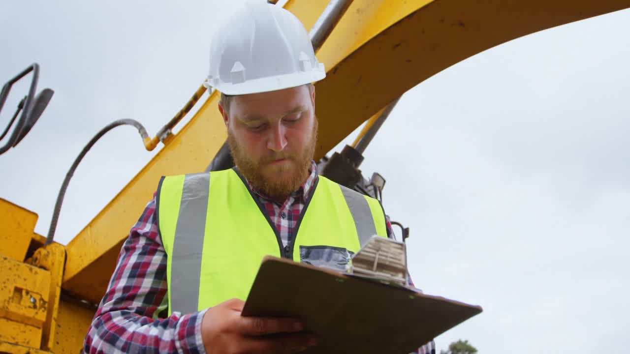 trabajador masculino escribiendo en el clipboard 4k