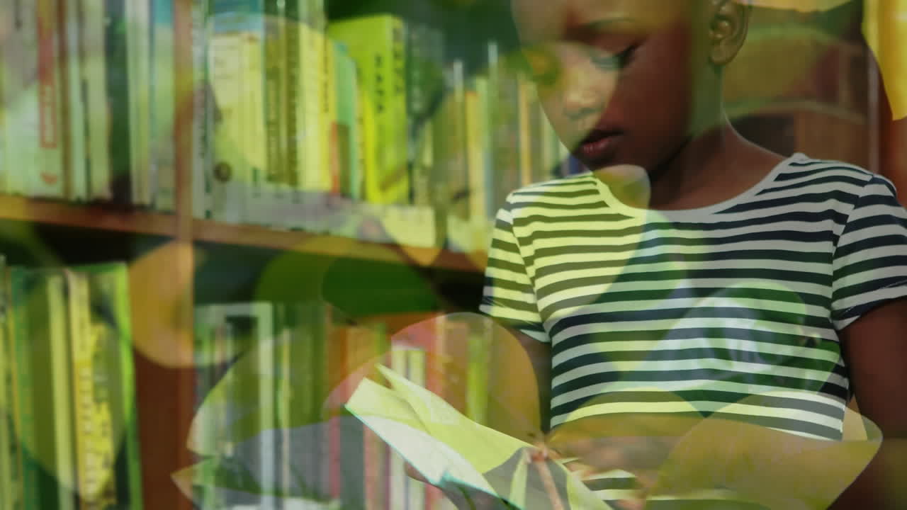 animación de hojas sobre el libro de lectura de una estudiante afroamericana.