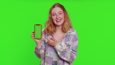 Entwicklerin-Hält-Smartphone-Mit-Greenscreen-Chroma-Key-Attrappe-Und-Empfiehlt-Eine-Gute-Anwendung