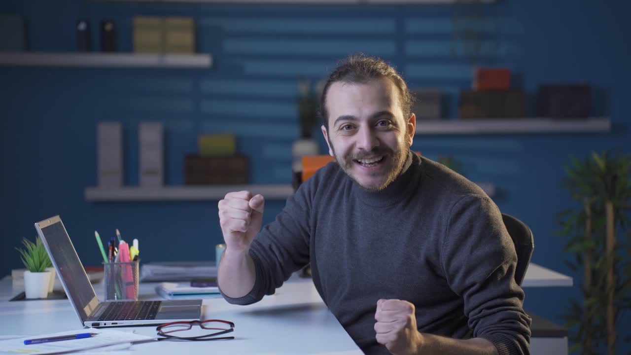 el trabajador de oficina en casa que experimenta alegría es muy feliz.