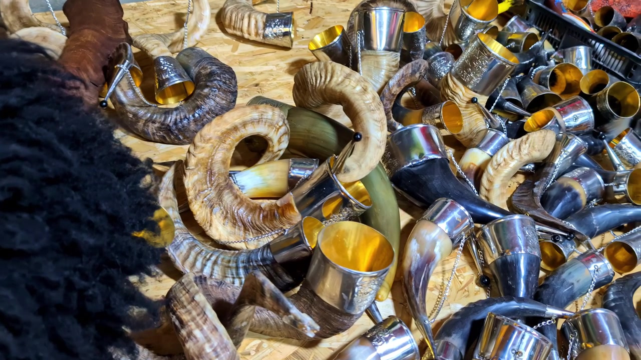 Corni da bevuta cerimoniali fatti a mano in mostra.