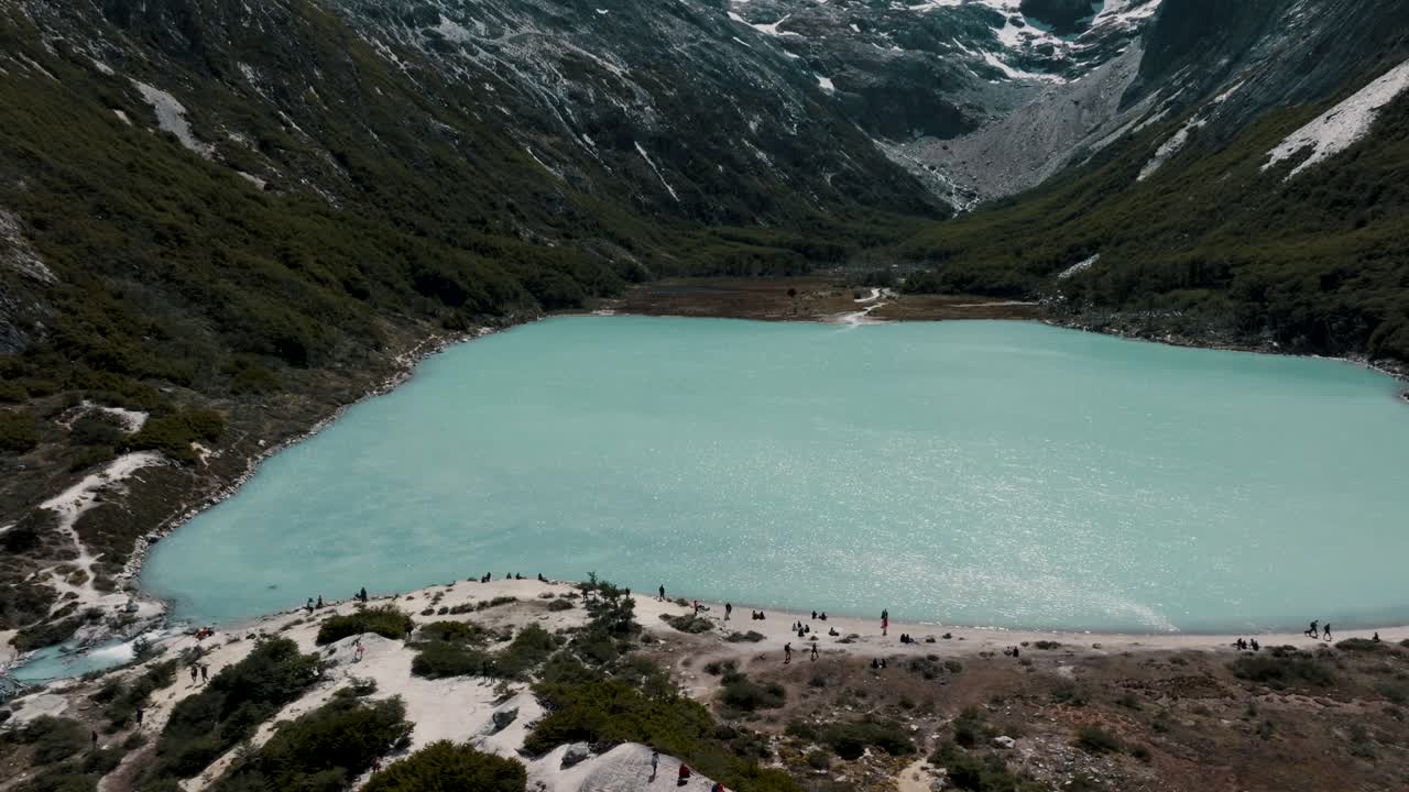 valle alrededor de la laguna esmeralda en la patagonia argentina - toma aérea de un dron
