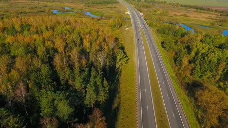 Autobahnstraße-In-Waldlandschaft.-Luftaufnahme-Von-Autos,-Die-Auf-Asphaltstraße-Fahren