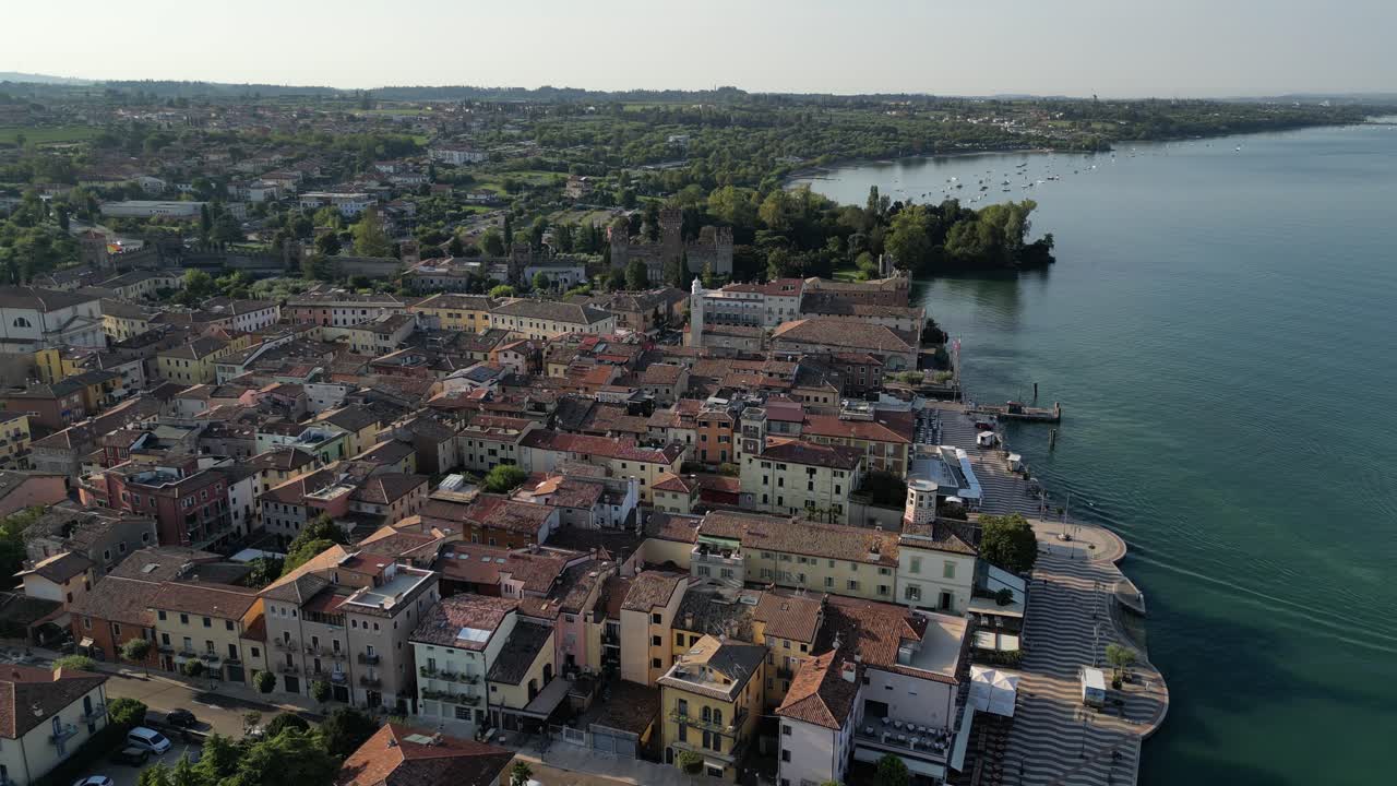imágenes aéreas de la encantadora ciudad italiana junto al mar y el horizonte