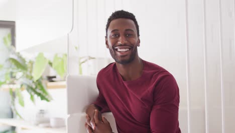 Retrato-De-Un-Hombre-Afroamericano-Feliz-Mirando-La-Cámara-Y-Sonriendo