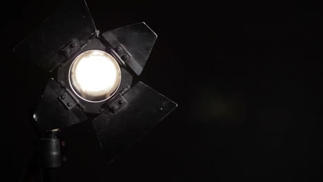 se enciende y se apaga el reflector