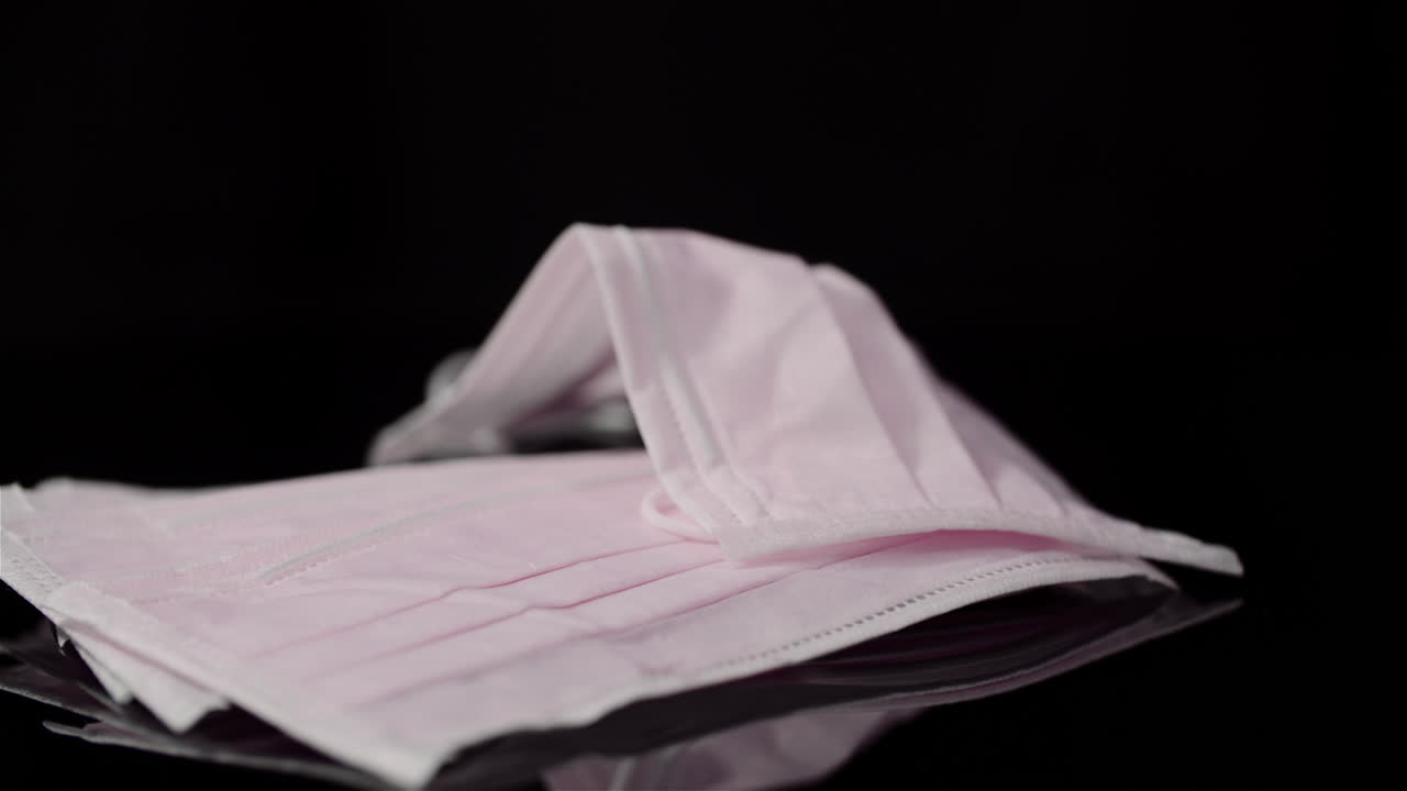 검은 배경 회전 의료 마스크 건강 관리 1에 고립 된 보호 마스크