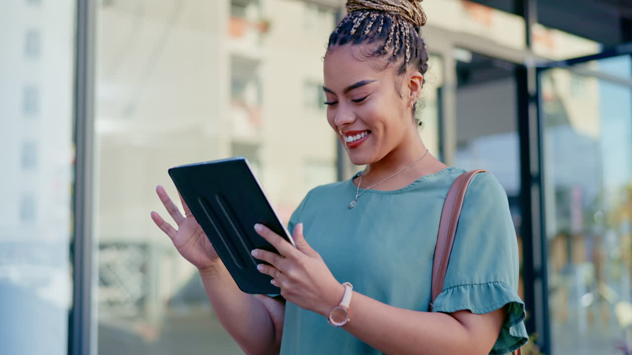 tableta, feliz y mujer de la ciudad desplazarse web
