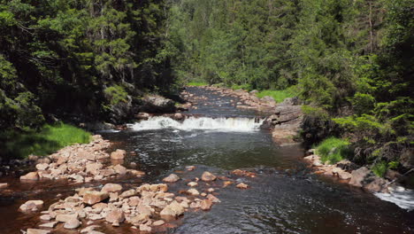 Luftbild-Mit-Blick-Auf-Einen-Kleinen-Wasserfall,-Sonniger-Tag,-Am-Fluss-Digeelva,-In-Flakk,-Norwegen---Verfolgung,-Drohnenaufnahme