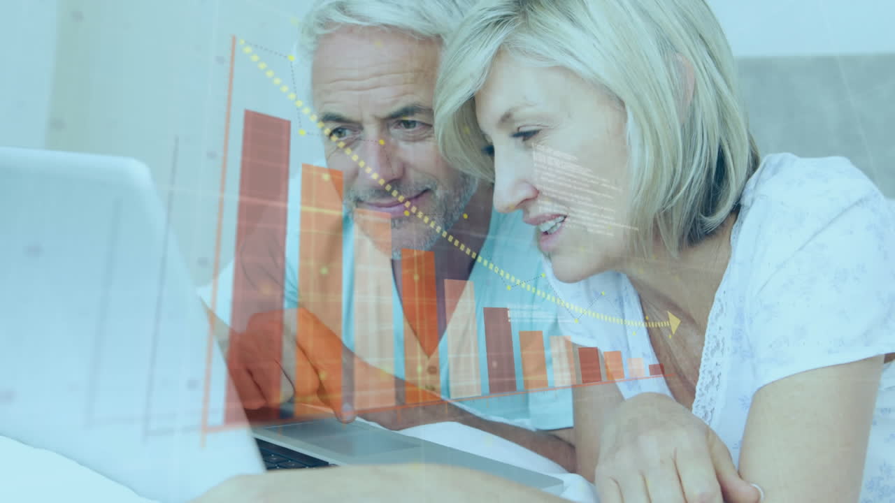 Animation af statistisk databehandling over et kaukasisk seniorpar, der bruger en bærbar computer derhjemme.