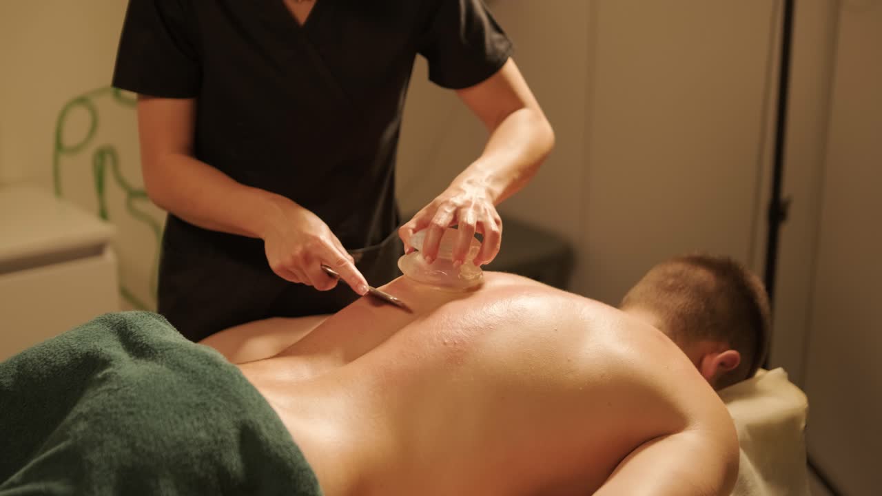 masajista profesional que realiza masajes de relajación