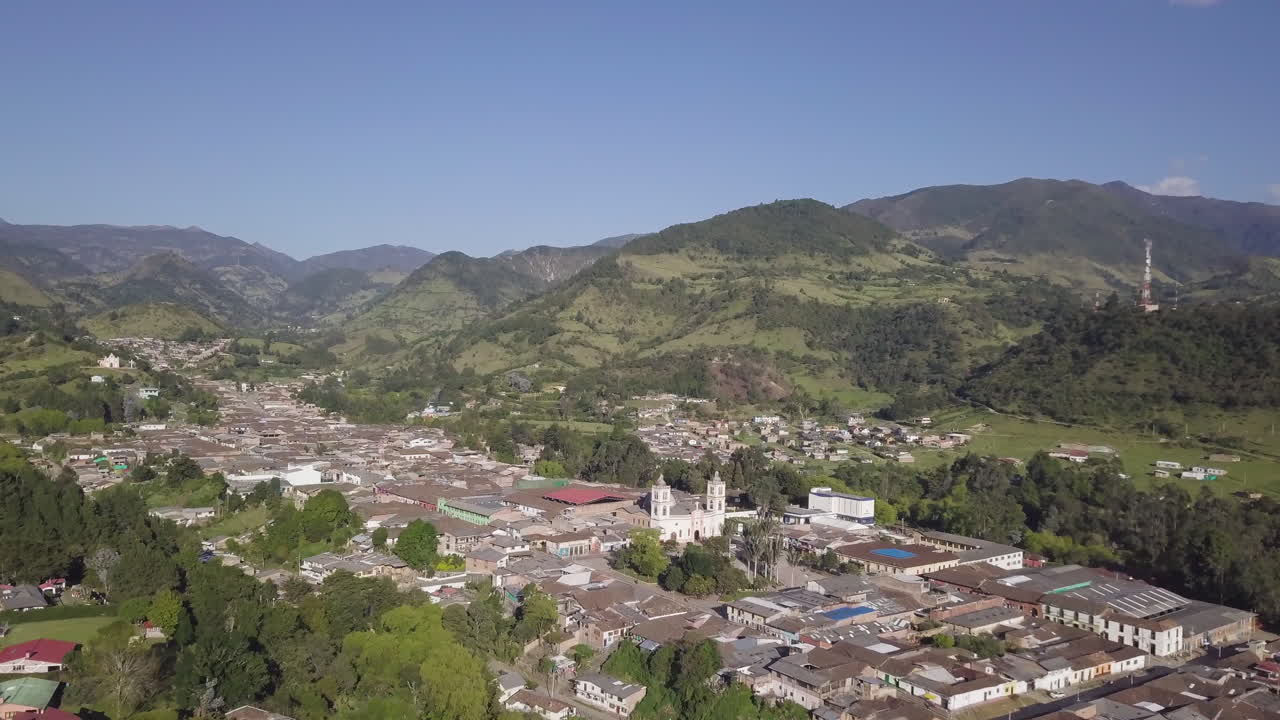 toma aérea de silvia, un pueblo tradicional en colombia