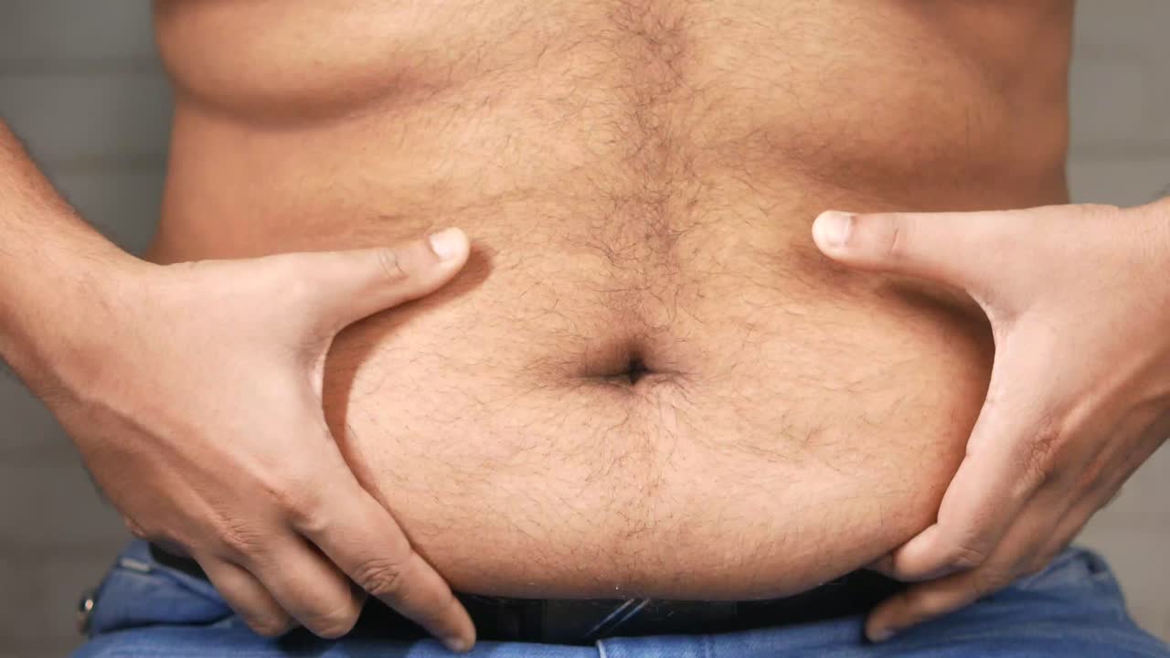 hombre con un vientre grande