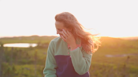 Frau,-Die-Auf-Felsen-In-Der-Wildnis-In-Der-Goldenen-Stunde-Sonnenuntergang-Lächelnd-Sitzt