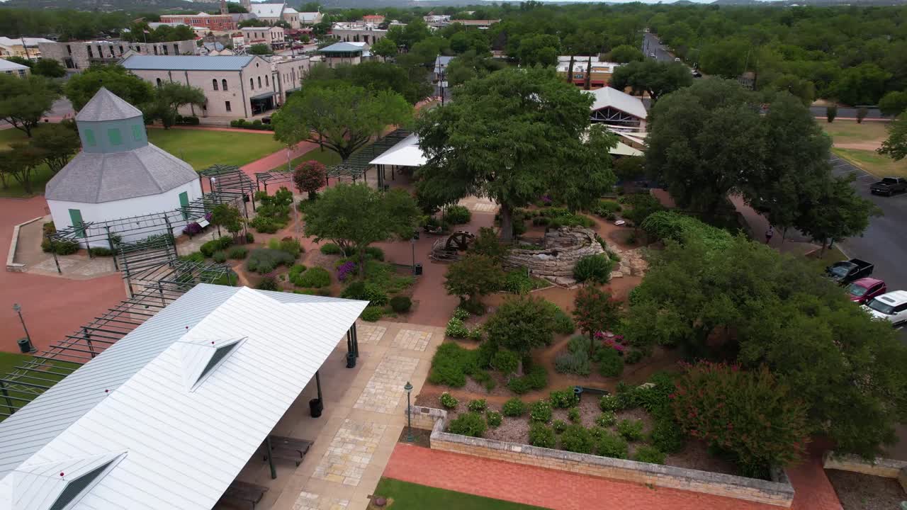 imágenes aéreas del jardín conmemorativo de los pioneros alemanes ubicado en marktplatz von fredericksburg en 126 w main st, fredericksburg, tx 78624