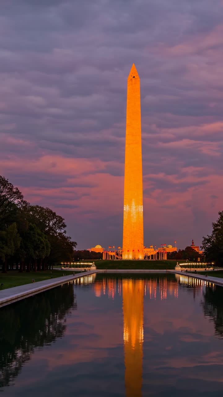 Un sereno video al crepuscolo riprende il Washington Monument da un angolo basso, che si riflette nella calma