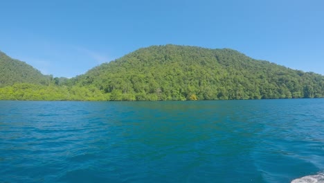 POV-Desde-Un-Crucero-En-Barco-Por-El-Río-Kali-Biru-En-Raja-Ampat,-Papúa-Occidental,-Indonesia