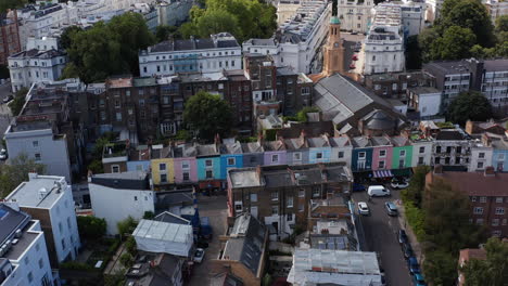 Dia--Und-Schwenkaufnahmen-Von-Häuserzeilen-Mit-Bunten-Fassaden.-Luftaufnahme-Der-Straßen-Der-Städtischen-Nachbarschaft.-London,-Vereinigtes-Königreich