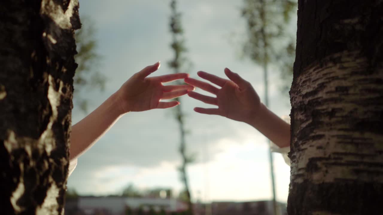 두 사람의 손은 서로를 만지는 경향이 있습니다. 감정적 사랑, 우정, 모임, 인간 관계, 분리 개념